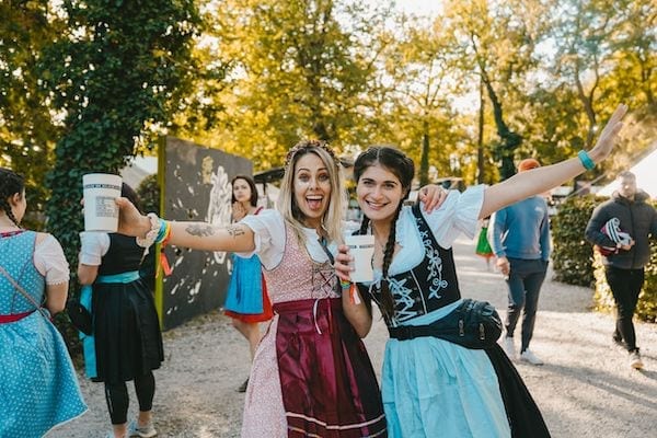 2 filles font la fête à Oktoberfest