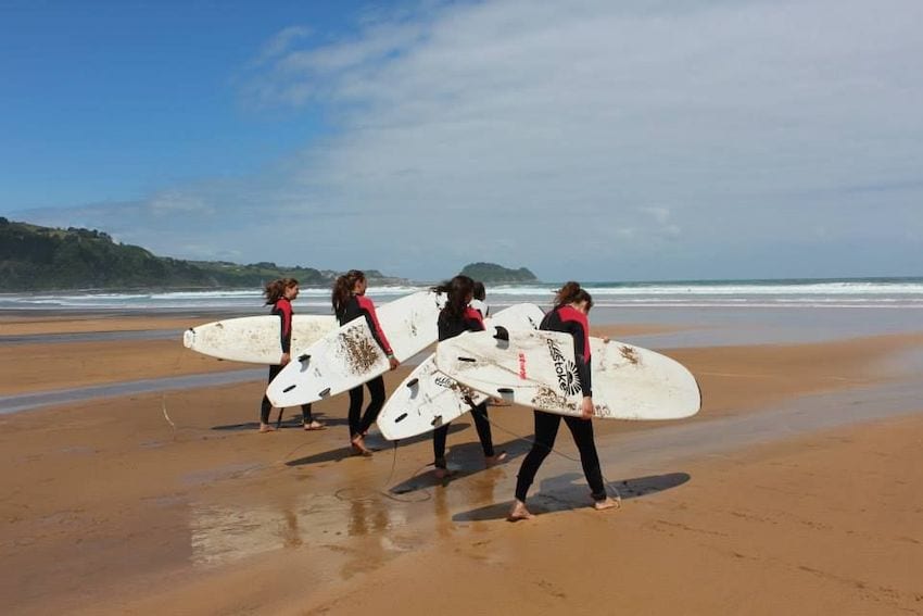 groupe de filles en surf camp